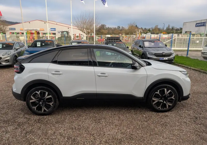 Profil côté gauche d'une Citroën C4 blanche 2025 avec toit noir Perla Nera et jantes alliage 18 pouces.