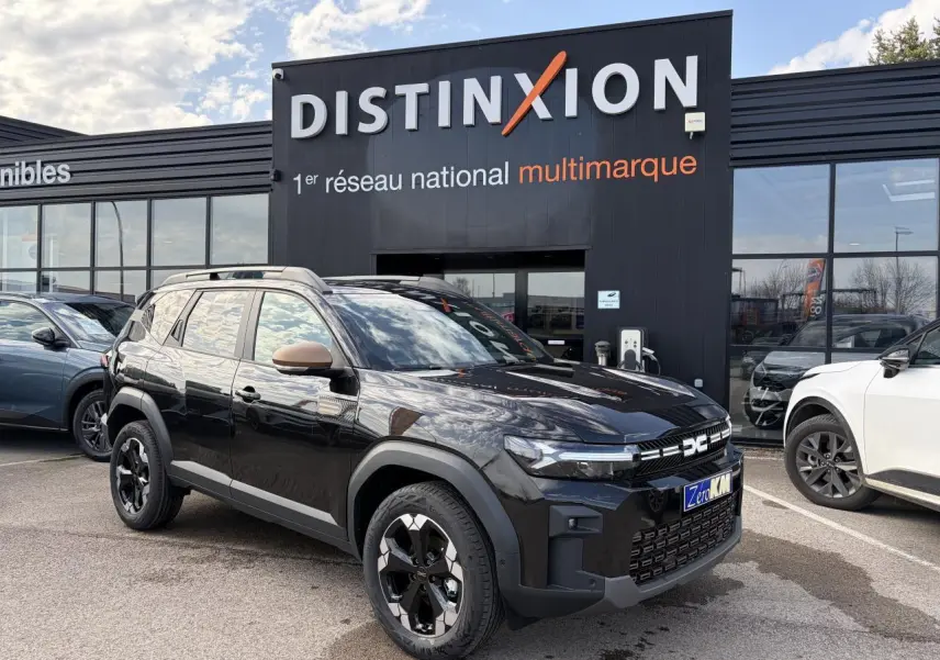 Vue 3/4 avant d'un Dacia Bigster noir nacré avec détails brun cuivré sur les rétroviseurs et la calandre, roues alliage 18 pouces.