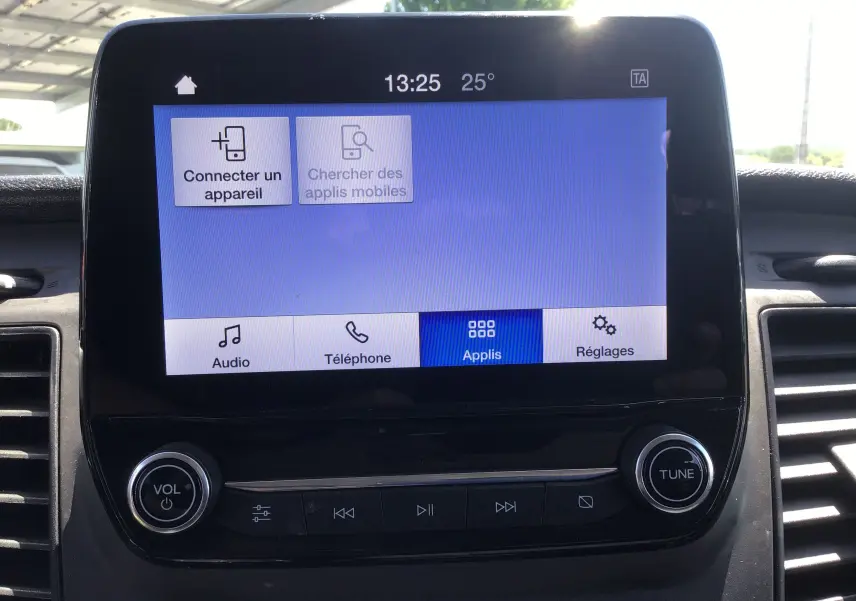 Écran tactile central du tableau de bord du Ford Transit Custom Kombi 2023, affichant le menu des applications.