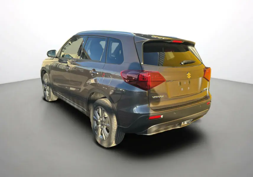 Suzuki Vitara 2025 titan dark gray vue 3/4 arrière droit, feux LED et jantes alu 17 pouces visibles.