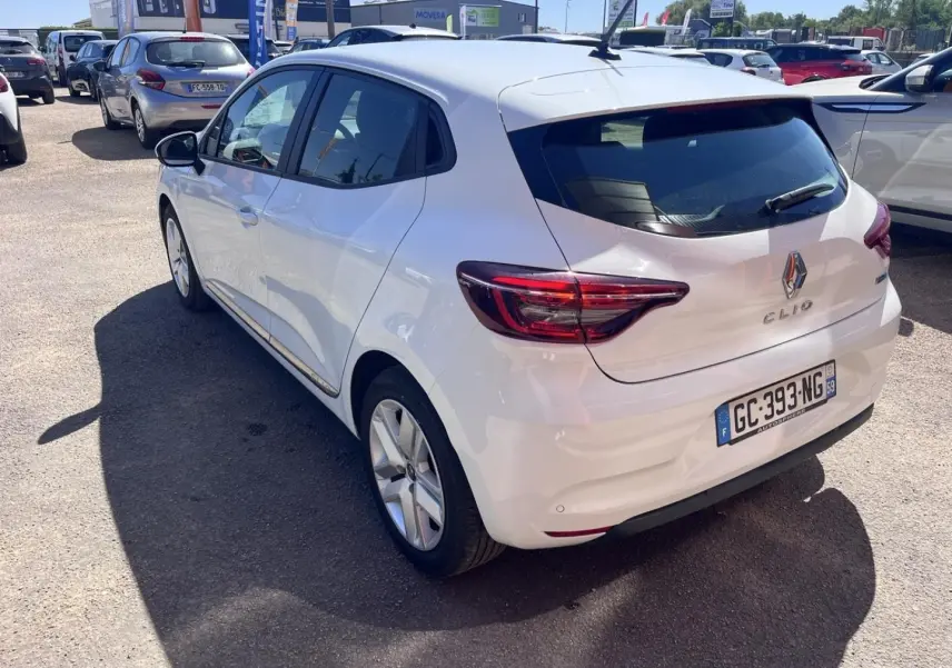 Vue 3/4 arrière droite d'une Renault Clio blanche Quartz de 2021 avec feux arrière LED et jantes alliage.