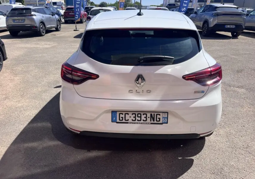 Vue arrière d'une Renault Clio 1.6 E-Tech blanc Quartz, avec feux arrière LED et becquet intégré.