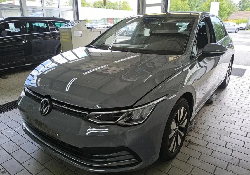 Volkswagen Golf 8 gris lunaire vue 3/4 avant droit, avec phares LED et jantes alliage Norfolk 16 pouces.