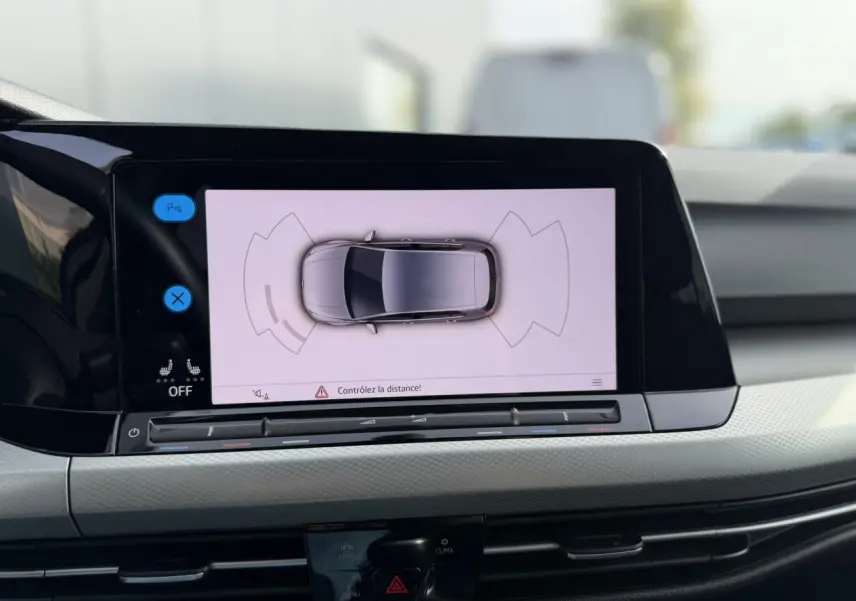 Écran tactile intérieur montrant la caméra de recul avec vue aérienne de la Volkswagen Golf 8 gris lunaire.