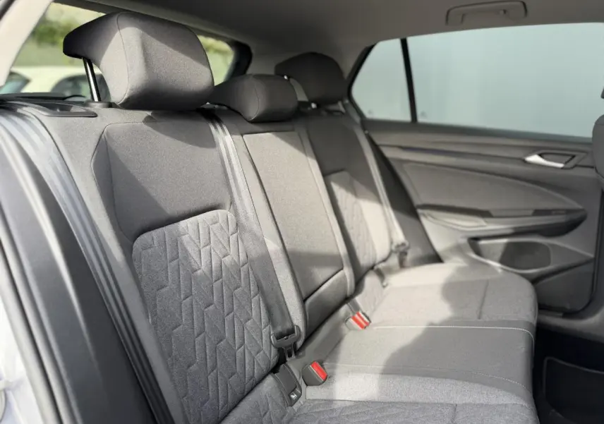 Vue intérieure côté droit des sièges arrière gris de la Volkswagen Golf 8 VIII 1.0 TSI 110 Goal 2024.