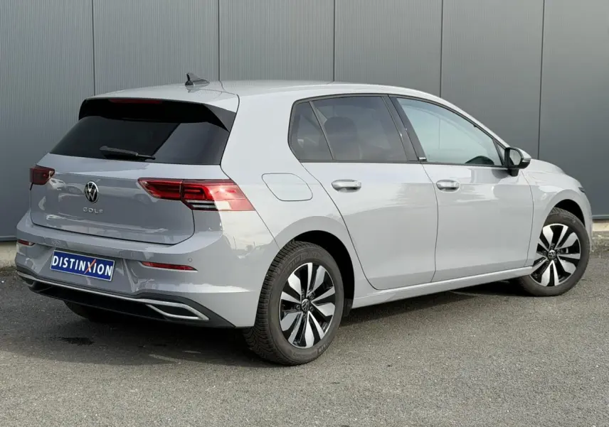 Volkswagen Golf 8 gris lunaire vue 3/4 arrière droit avec feux arrière LED et jantes alliage distinctives.