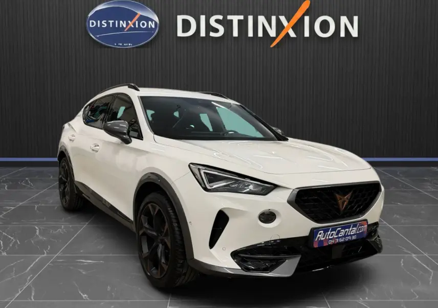 Vue 3/4 avant d'un CUPRA Formentor blanc 2024 avec jantes noires et calandre distinctive en losange noir.