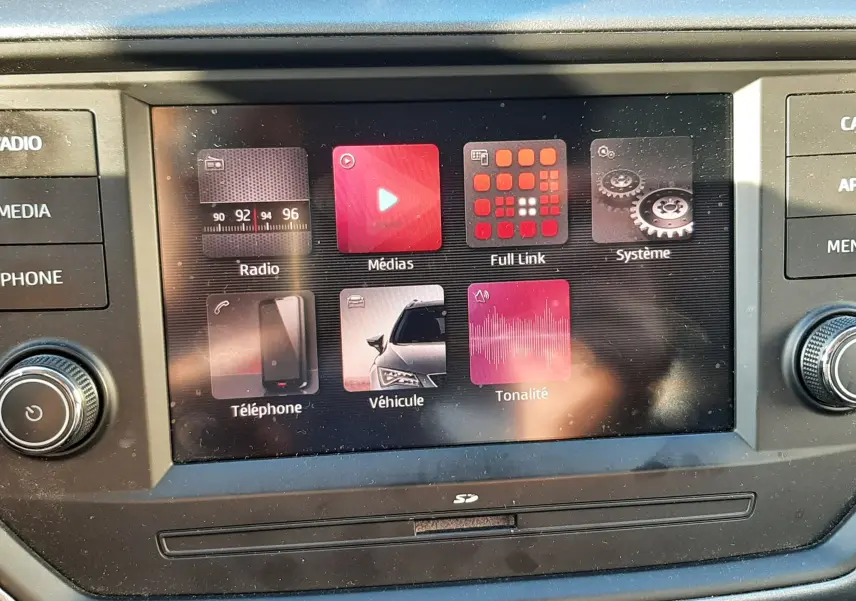 Écran tactile central de la SEAT Arona 2019 affichant les menus multimédia et véhicule, entouré de commandes noires.