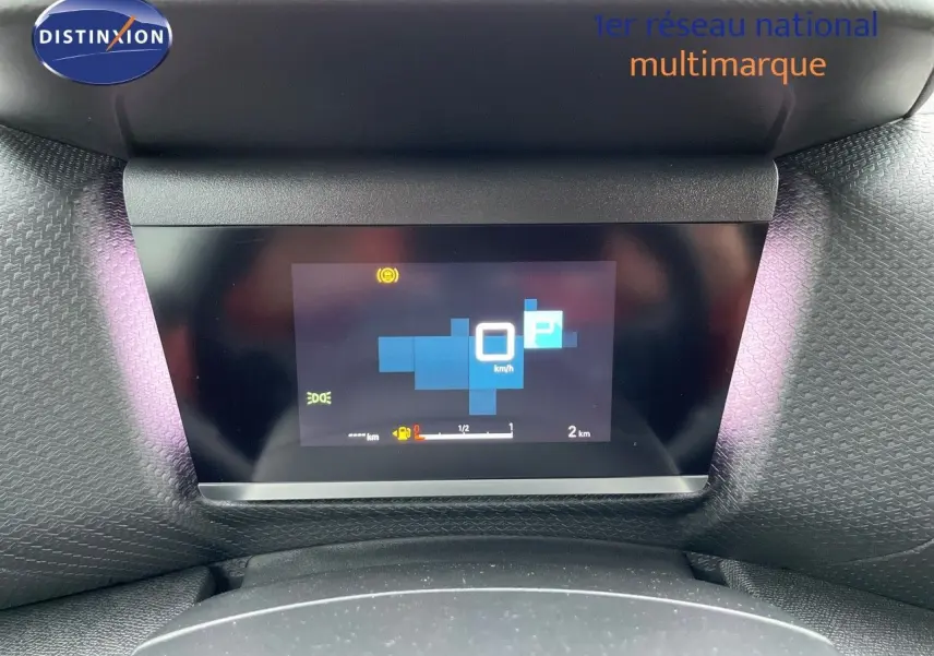 Tableau de bord numérique de la Citroën C4 gris platinium, affichant la vitesse à 0 km/h en vue frontale.