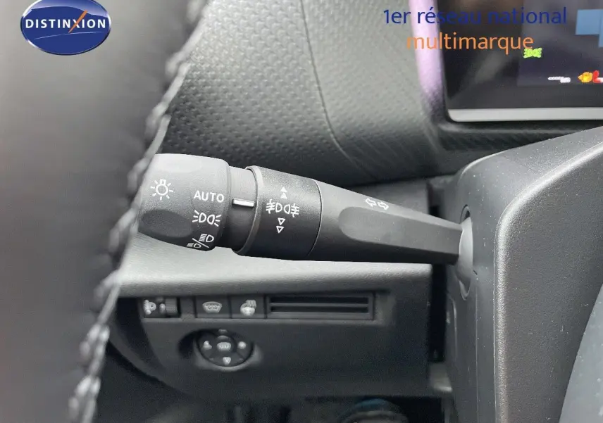 Gros plan sur la commande des feux et clignotants côté gauche du volant d'une Citroën C4 gris platinium 2024.
