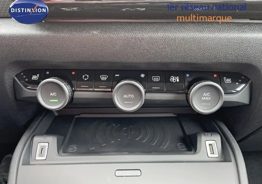 Panneau de commande de climatisation automatique de la Citroën C4 2024 en gris platinium, vue frontale rapprochée.