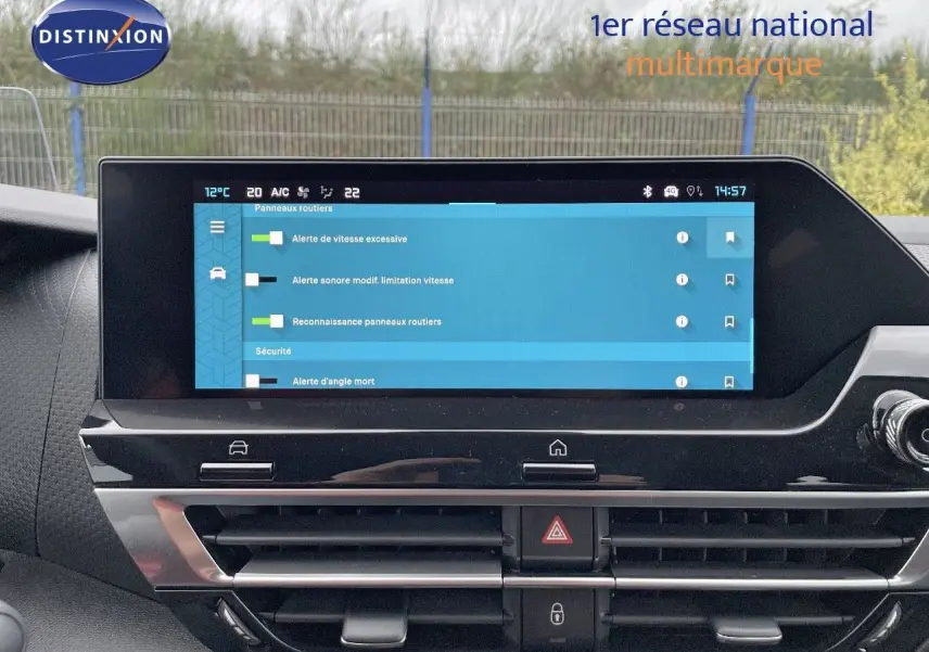 Écran tactile central affichant les réglages d'alerte de sécurité dans le tableau de bord d'une Citroën C4 gris platinium.