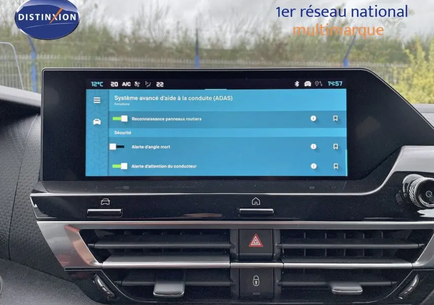 Écran tactile central affichant les aides à la conduite dans l'habitacle d'une Citroën C4 gris platinium 2024.