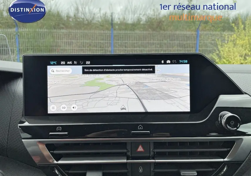 Écran tactile central du tableau de bord de la Citroën C4 2024 affichant la navigation GPS en extérieur.