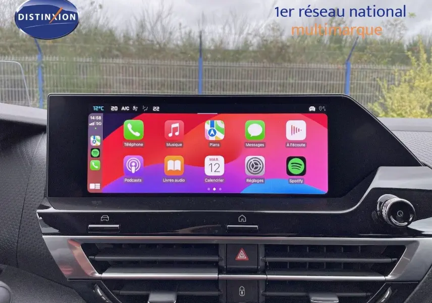 Vue intérieure centrée sur l'écran tactile multimédia du tableau de bord de la Citroën C4 2024 gris platinium.