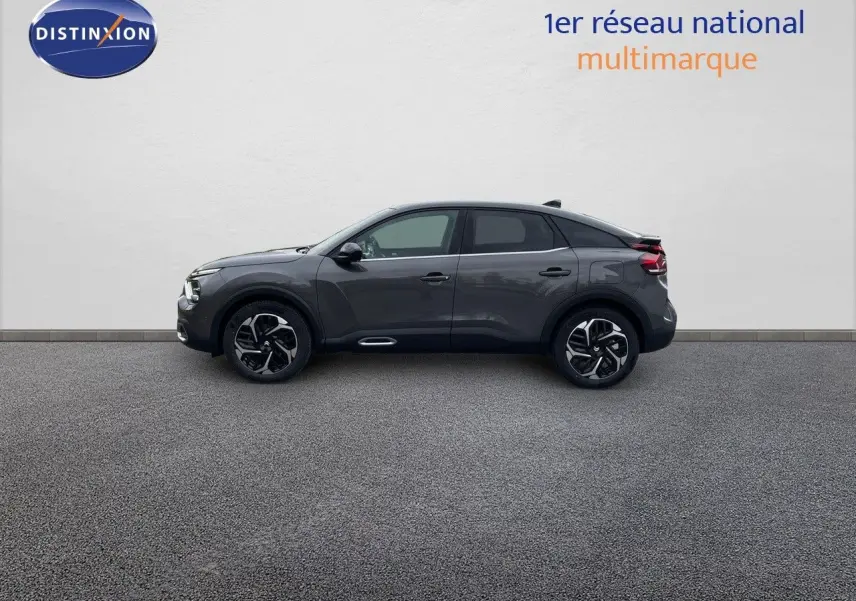 Profil côté gauche d'une Citroën C4 2024 gris platinium métal avec jantes biton et toit noir contrasté.