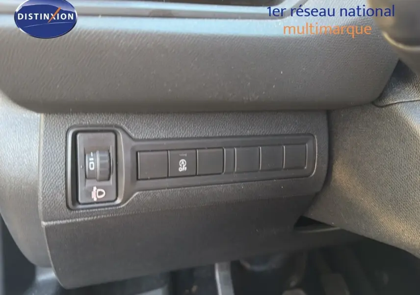 Gros plan sur les commandes situées à gauche sous le tableau de bord du Peugeot 308 SW gris Artense Metal de 2019.