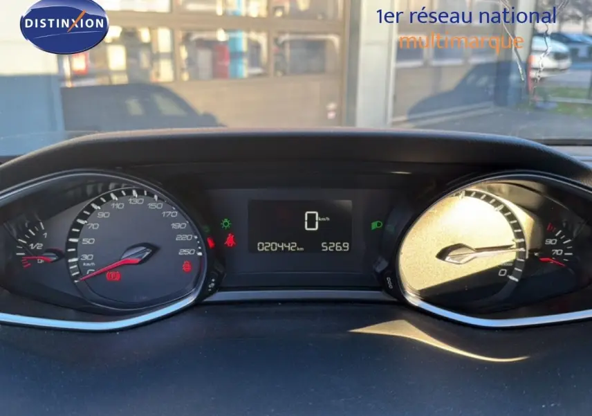 Vue rapprochée du tableau de bord de la Peugeot 308 SW diesel 2019 avec compteur digital et cadrans analogiques.