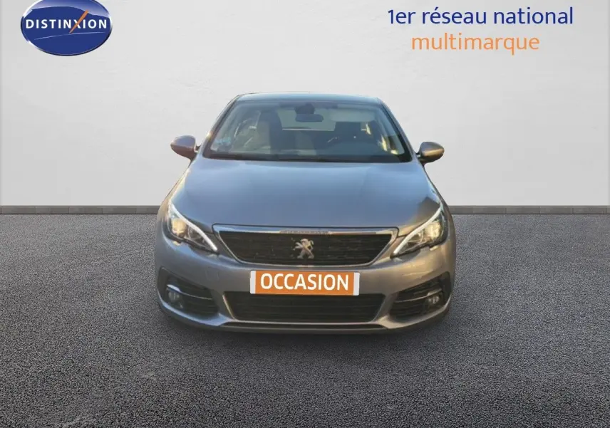 Vue avant d'une Peugeot 308 SW gris Artense métal avec plaque "OCCASION" sur fond neutre.