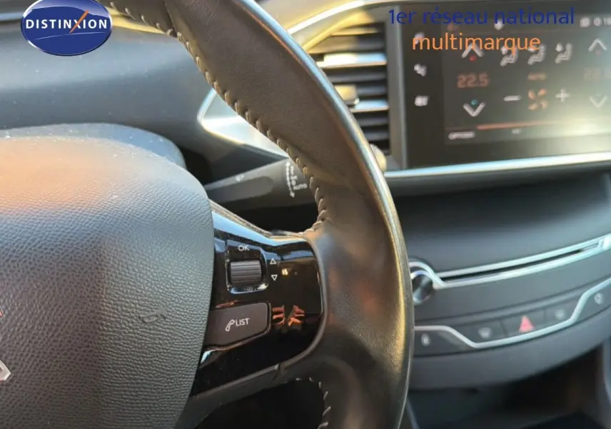 Gros plan sur le volant en cuir noir et le tableau de bord numérique de la Peugeot 308 SW gris Artense Metal 2019.