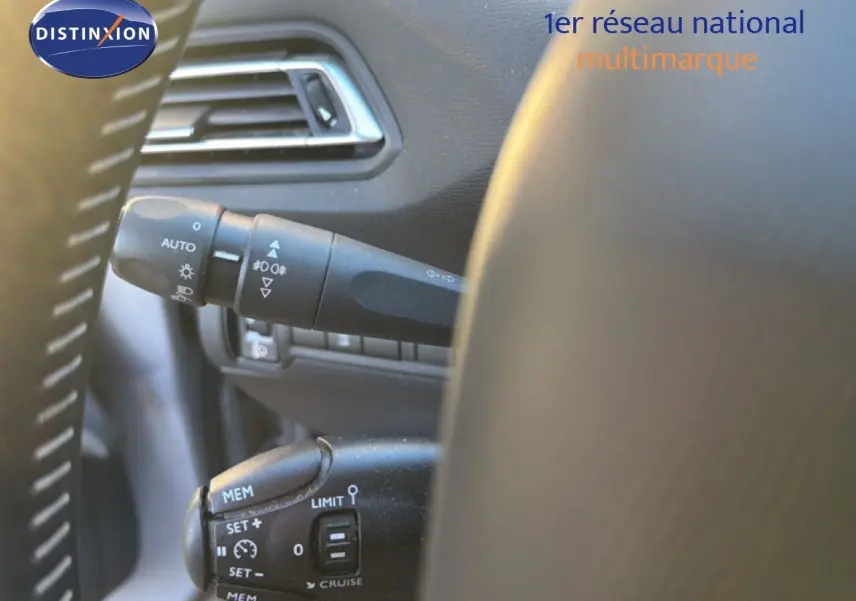 Détail des commandes au volant côté gauche d'une Peugeot 308 SW gris Artense métal de 2019.