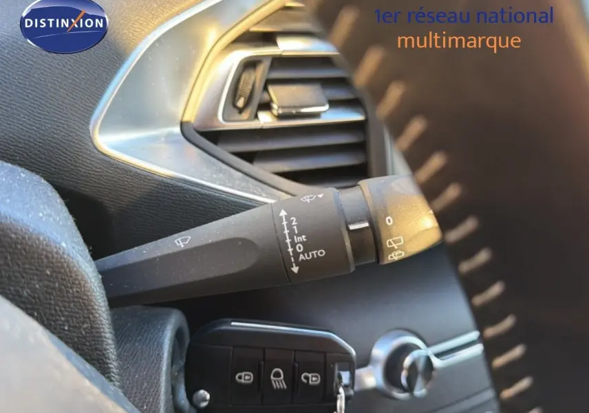 Gros plan sur la commande d'essuie-glace et la ventilation intérieure d'une Peugeot 308 SW gris Artense 2019.