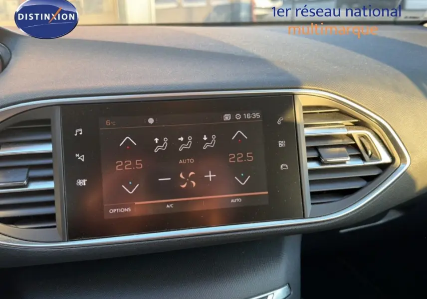 Écran tactile central de la Peugeot 308 SW 2019 affichant la climatisation à 22,5°C, entouré de grilles d'aération chromées.