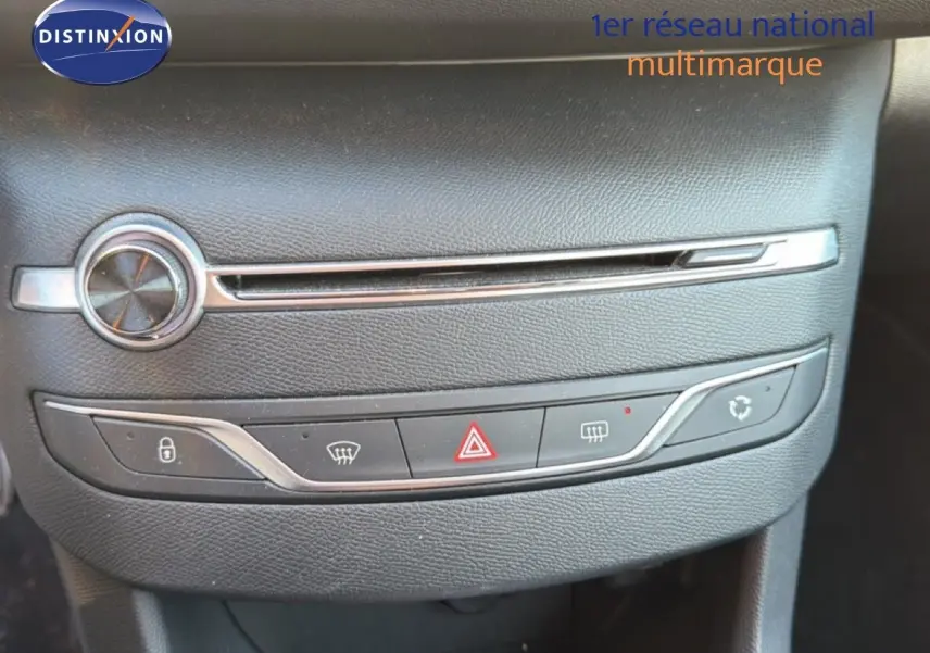 Détail de la console centrale noire du Peugeot 308 SW 2019 montrant les commandes de ventilation et d'alerte.