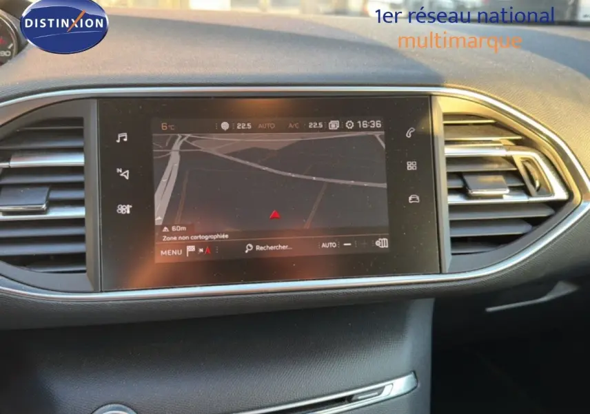 Écran tactile central avec navigation GPS dans l'habitacle d'une Peugeot 308 SW gris Artense, vue de face.