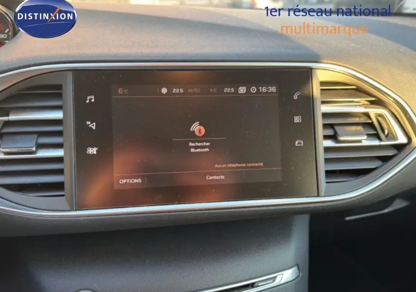 Écran tactile central du tableau de bord de la Peugeot 308 SW gris Artense, affichant la recherche Bluetooth.
