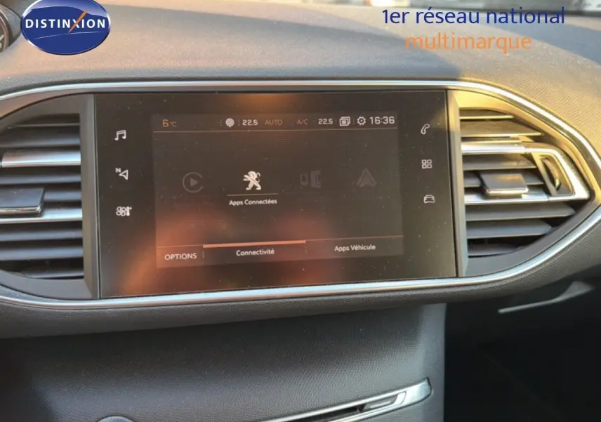 Écran tactile central du tableau de bord de la Peugeot 308 SW 2019 avec commandes de climatisation et connectivité.