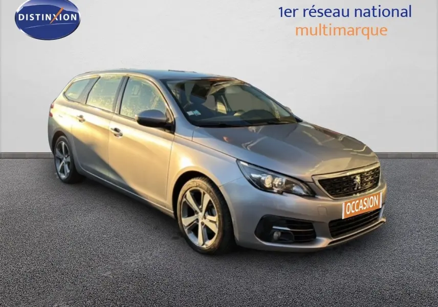 Peugeot 308 SW gris Artense métal vue 3/4 avant droit avec jantes alliage et calandre noire.