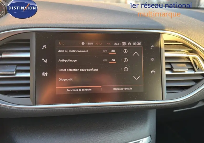 Écran tactile central du tableau de bord du Peugeot 308 SW 2019 affichant les réglages d'aide à la conduite.