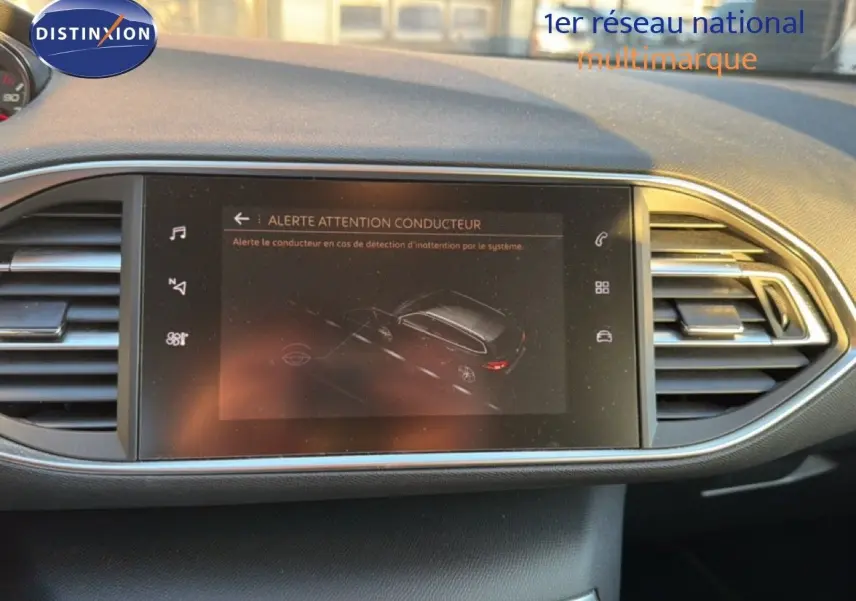 Écran central tactile affichant une alerte de vigilance conducteur dans l'habitacle d'une Peugeot 308 SW gris Artense.
