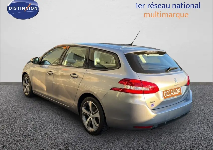Peugeot 308 SW gris Artense métal vue 3/4 arrière droit, break diesel avec jantes alliage et feux LED.