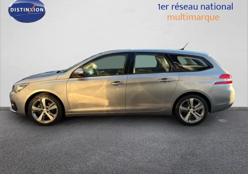 Profil côté gauche d'une Peugeot 308 SW gris Artense métal de 2019, break compact avec jantes alliage bicolores.
