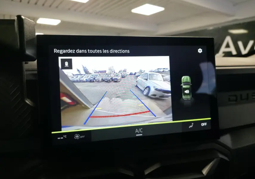 Écran central tactile du Dacia Duster 1.6 Hybrid noir montrant la caméra de recul en intérieur véhicule.