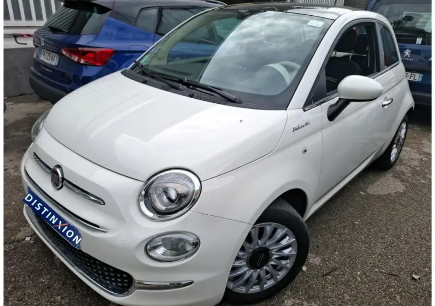 Vue 3/4 avant droite d'une Fiat 500 blanche Bossa Nova avec jantes multibranches et badge Dolcevita sur l'aile.