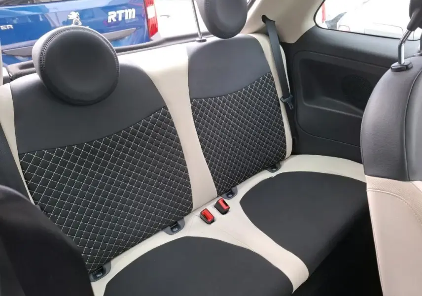 Vue intérieure sur la banquette arrière du Fiat 500 2022 en blanc Bossa Nova, avec sellerie noire et beige à motif quadrillé.