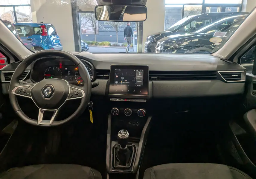 Vue intérieure frontale du tableau de bord et volant Renault Clio V Business 2021, avec écran tactile et boîte manuelle.