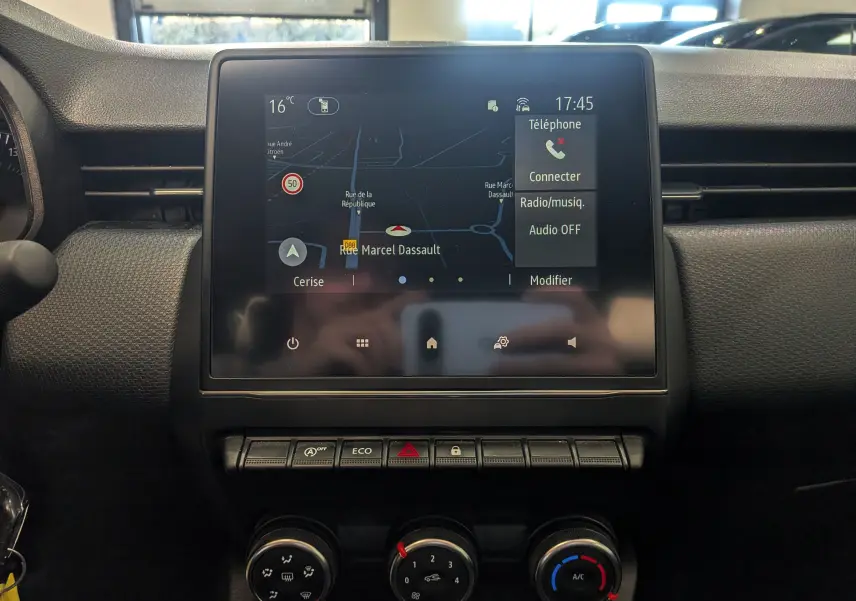 Écran tactile central avec navigation et commandes climatisation dans l’habitacle d’une Renault Clio V Blanc Glacier 2021.
