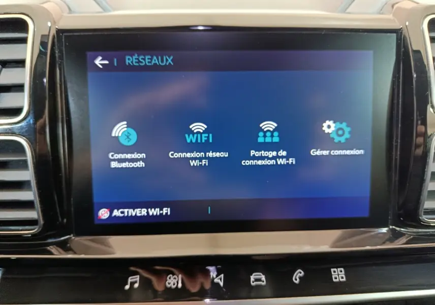 Écran tactile central du Citroën C5 Aircross Hybrid blanc, affichant les options de connexion Wi-Fi et Bluetooth.