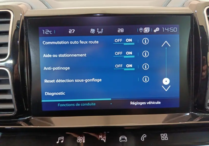 Écran tactile central du tableau de bord du Citroën C5 Aircross Hybrid blanc, affichant les réglages d’aide à la conduite.