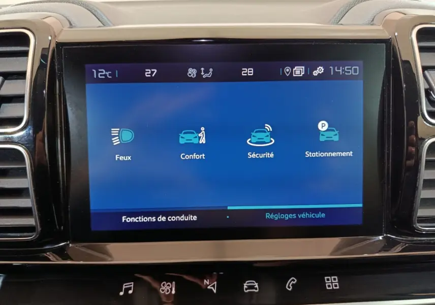 Écran tactile central du tableau de bord du Citroën C5 Aircross Hybrid blanc, affichant les réglages de conduite.