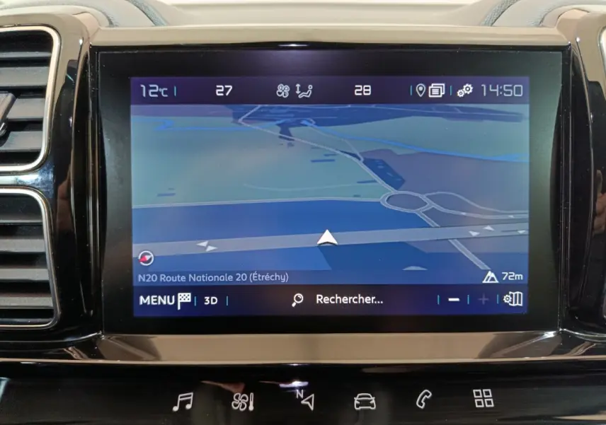 Écran tactile central du tableau de bord du Citroën C5 Aircross Hybrid blanc, affichant la navigation GPS en mode 3D.