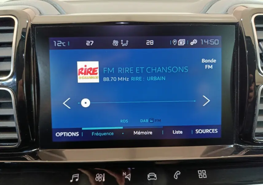 Écran tactile central du tableau de bord du Citroën C5 Aircross Hybrid blanc, affichant la radio FM.