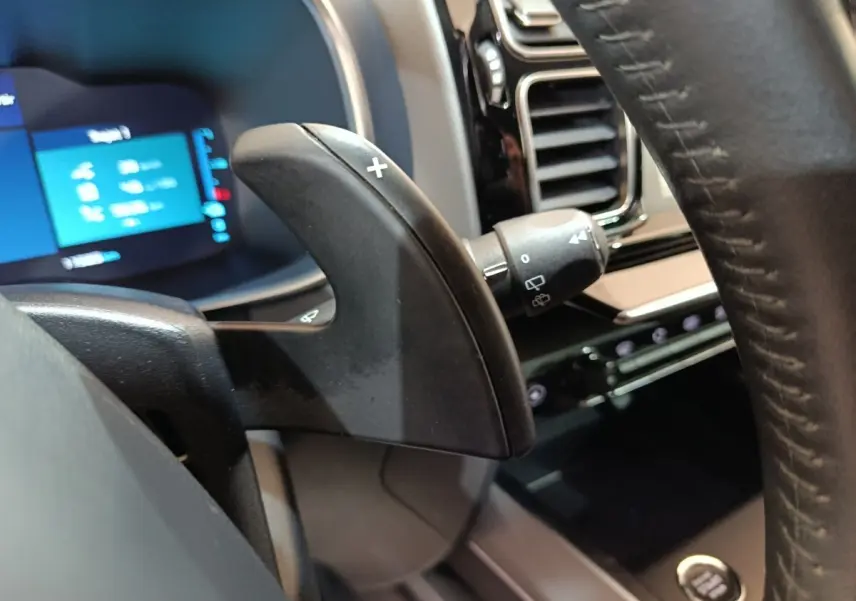 Gros plan sur la palette de changement de vitesse droite noire dans l'habitacle du Citroën C5 Aircross Hybrid blanc.