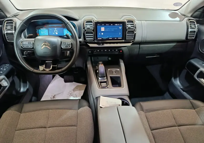 Vue intérieure avant du Citroën C5 Aircross Hybrid 225 avec tableau de bord numérique et console centrale moderne.