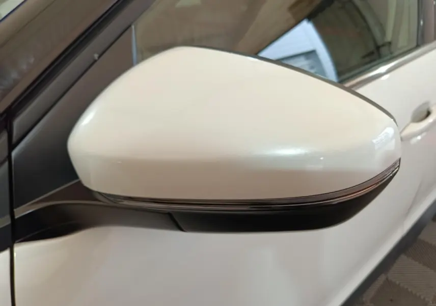 Rétroviseur côté conducteur blanc du Citroën C5 Aircross Hybrid 225 ë-EAT8 Business, vue rapprochée sur la portière.