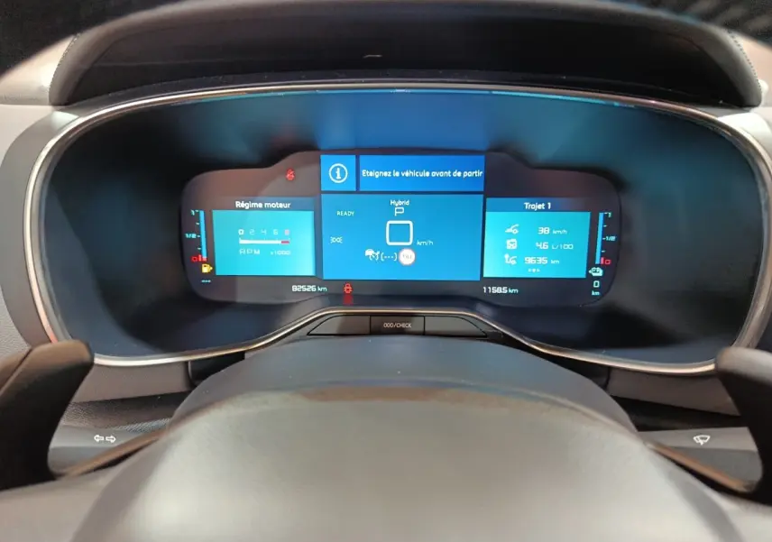Vue rapprochée du combiné d'instruments numérique bleu du tableau de bord du Citroën C5 Aircross Hybrid 225 ë-EAT8.